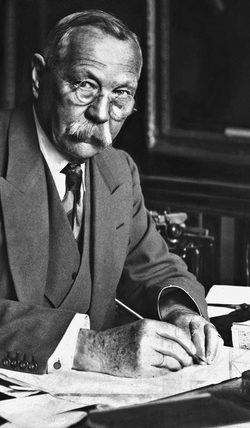 1923-arthur-conan-doyle-writing-at-his-desk